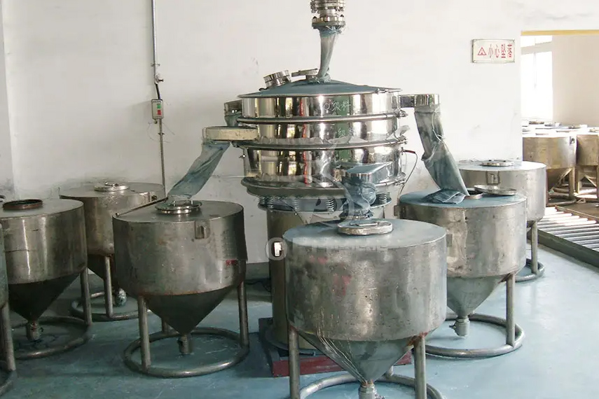 振蕩篩主要特點(diǎn)：換網(wǎng)容易，全封閉模式粉末不飛揚(yáng)，可連續(xù)作業(yè)